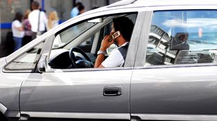 Hay estudios que afirman que es peor hablar por celular que estar alcoholizado al manejar