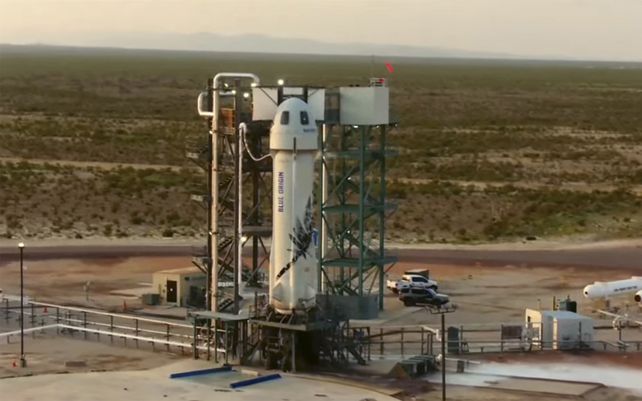 El cohete New Shepard de Blue Origin se encuentra en una plataforma de lanzamiento de un puerto espacial cerca de Van Horn