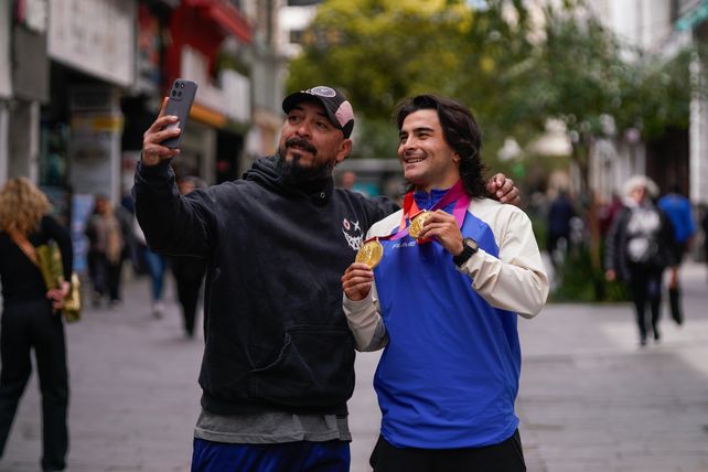 Basaldella posó junto a los rosarinos que lo felicitaron en la peatonal Córdoba.