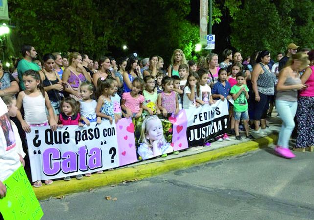 ANGUSTIA. Vecinos de La Histórica acompañaron a la familia.&nbsp;