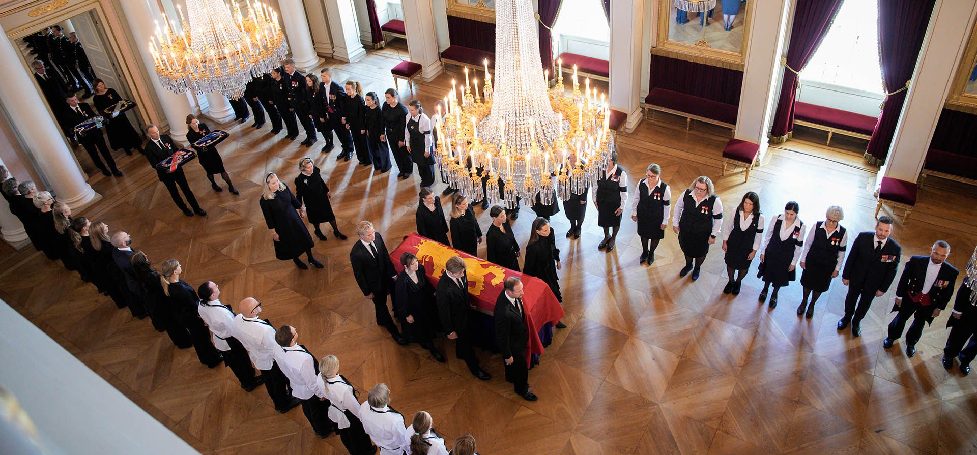 El féretro del rey Harald V de Noruega es trasladado por su familia y personal de la corte desde el Salón Rojo hasta la capilla del palacio en Oslo, el lunes 31 de agosto de 2026. (Foto de Javad Parsa/Pool vía AP)