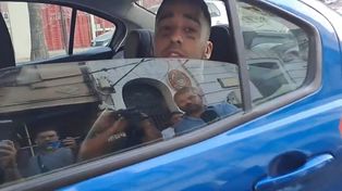 Aún bajo custodia policial, Zaramay se las ingenió para bajar el vidrio del patrullero y declararle su amor a una notera.&nbsp;