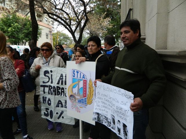 Los trabajadores de Agrana Fruit reclaman con una olla   popular en la puerta de la planta
