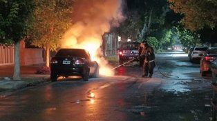 Dos autos incendiados, en distintos barrios, durante la madrugada de este sábado en la ciudad