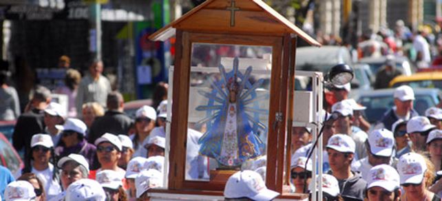 Miles de j&oacute;venes participan de la peregrinaci&oacute;n a la bas&iacute;lica de Luj&aacute;n