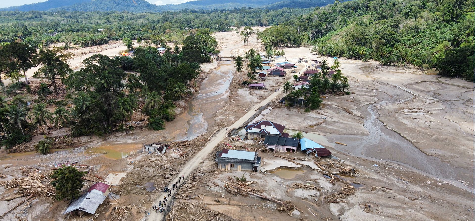 Personas caminan por una carretera en un pueblo afectado por una inundación repentina en Batang Toru, Sumatra del Norte, Indonesia, el lunes 1 de diciembre de 2025. (Foto AP/Binsar Bakkara) Personas caminan por una carretera en un pueblo afectado por una inundación repentina en Batang Toru, Sumatra del Norte, Indonesia, el lunes 1 de diciembre de 2025. (Foto AP/Binsar Bakkara)