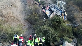 Al menos 29 muertos al caer un ómnibus a un precipicio en Perú