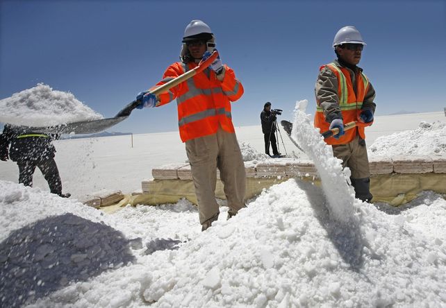 Trabajan en la extracción de litio en el salar de Uyuni. 