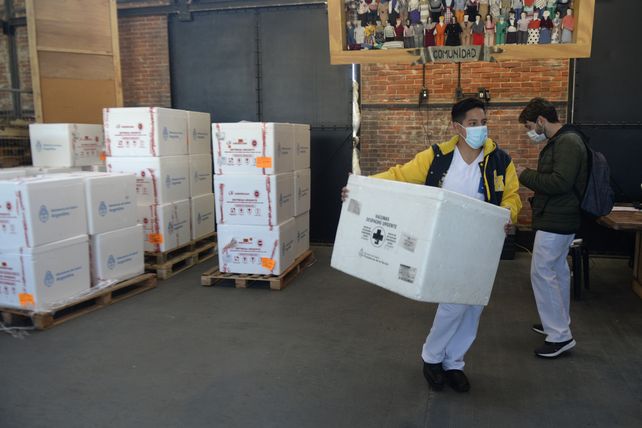En tránsito a su destino. Los lotes que llegan al centro logístico de los galpones portuarios no cesan.
