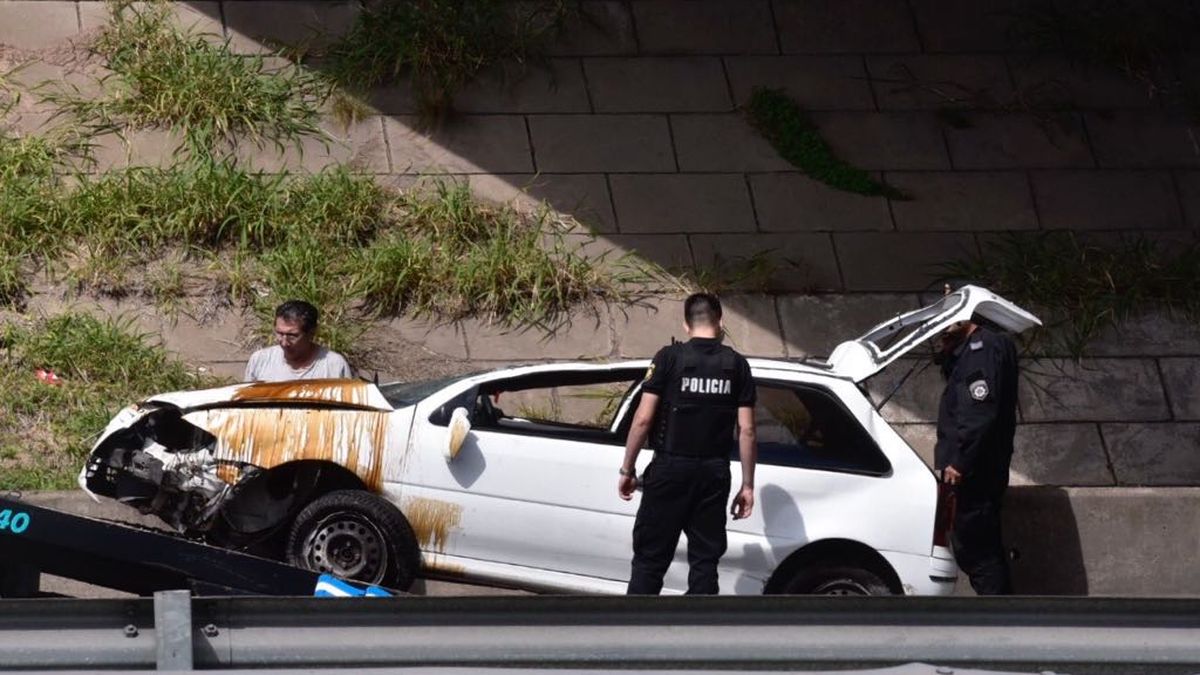 Un herido grave tras despistarse y volcar un automóvil en Circunvalación