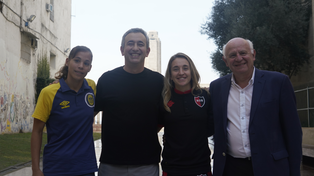 Elen Leroyer de Central y María Victoria Vives de Newells posan con autoridades municipales en la previa del primer clásico femenino en AFA.
