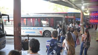 Las clásicas filas para tomar el colectivo. Archivo.&nbsp;