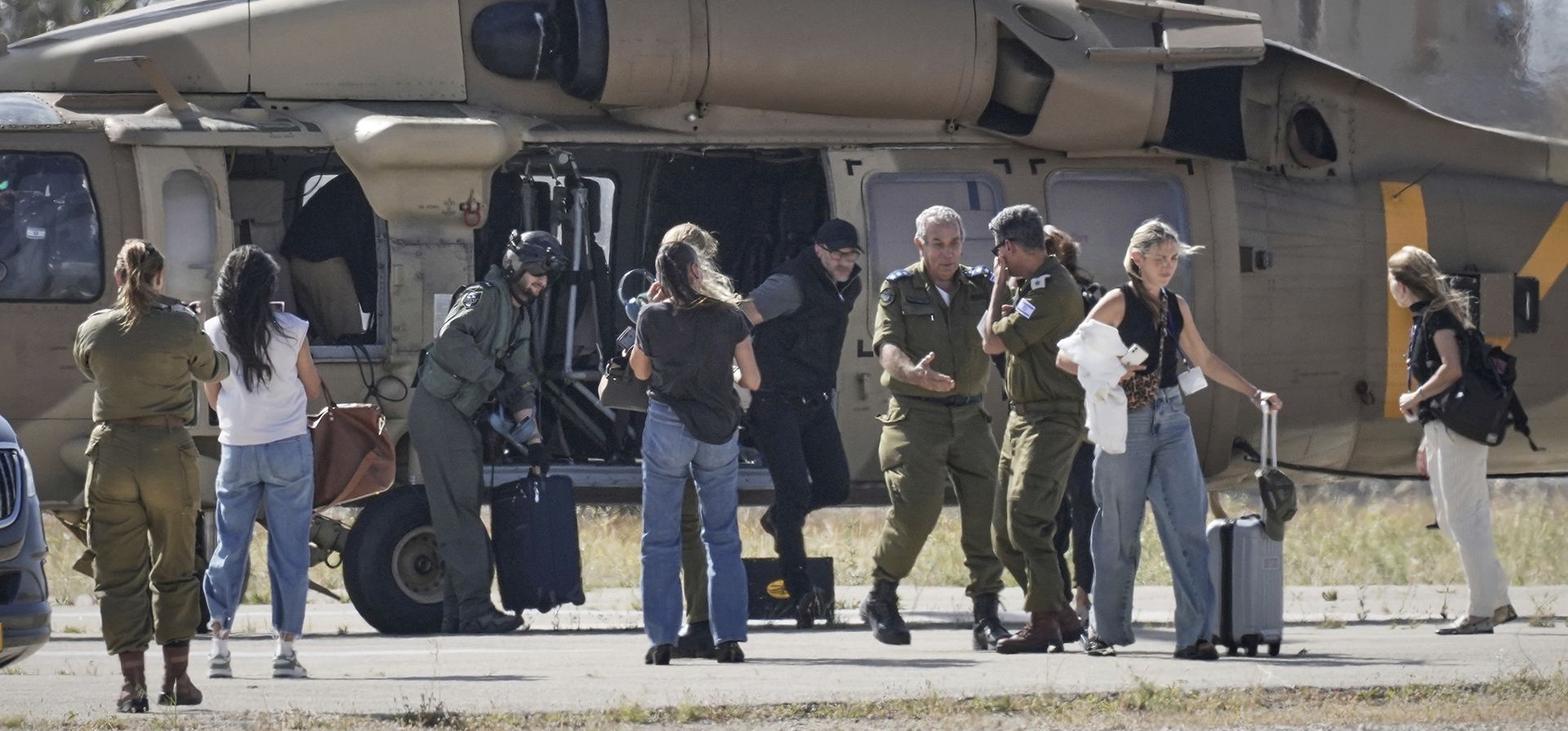 Familiares del soldado israelí-estadounidense Edan Alexander llegan antes de su liberación programada del cautiverio de Hamas en Gaza, en Reim, cerca de la frontera con Gaza, en el sur de Israel, el lunes 12 de mayo de 2025. (Foto AP/Maya Alleruzzo) Familiares del soldado israelí-estadounidense Edan Alexander llegan antes de su liberación programada del cautiverio de Hamas en Gaza, en Reim, cerca de la frontera con Gaza, en el sur de Israel, el lunes 12 de mayo de 2025. (Foto AP/Maya Alleruzzo)