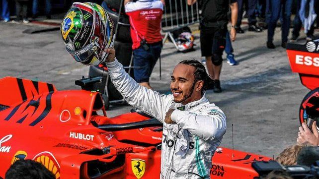 Lewis Hamilton correrá en Ferrari en la temporada 2025.