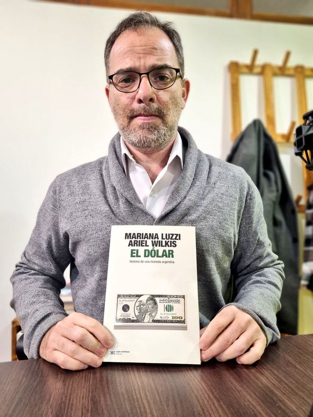El sociólogo Ariel Wilkis presentó en Rosario la nueva edición de su libro.