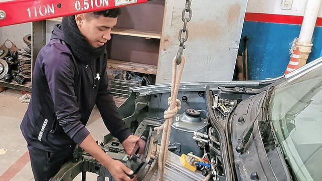 La escuela también avanza en la construcción de una estación de recargas de baterías con energías renovables.