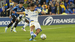Alejo Veliz patea el penal, no muy esquinado, e Ingolotti alcanzó a sacar.
