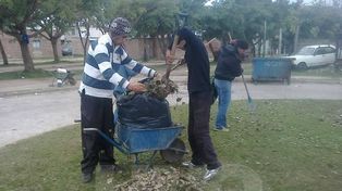 Con pala, escoba y carretilla, los jóvenes limpian su barrio