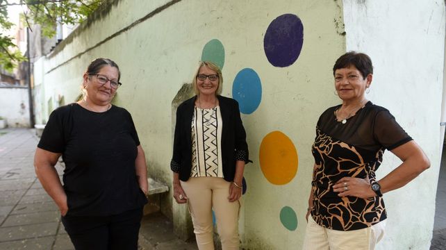 Liliana Pavón, Raquel  Balangioni y Liliana Villegas son las tres mujeres más grandes que terminaron este año la secundaria en la escuela de barrio Parque.