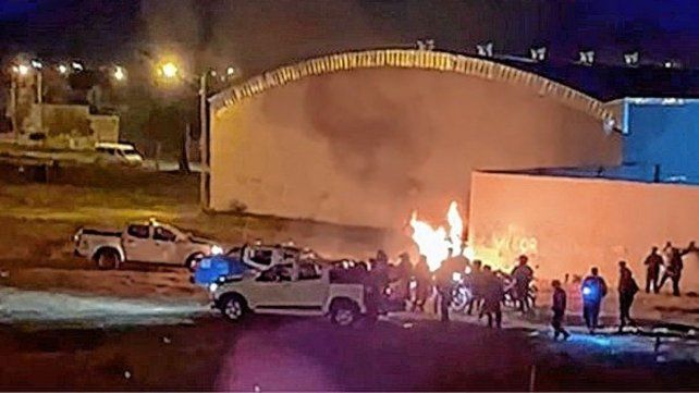 Denuncian que la policía de Concordia quemó donaciones para personas en situación de calle.