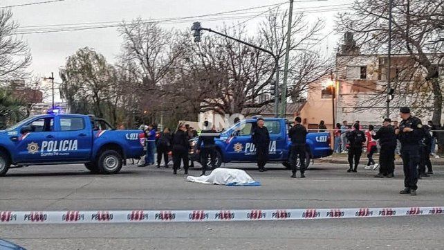Mataron a tiros a un joven a plena luz del día y a metros del operativo policial por el partido entre Unión y Rosario Central.