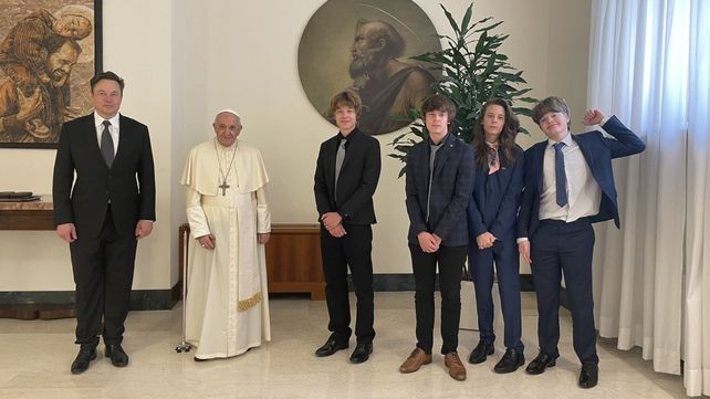 Elon Musk con sus hijos en una reciente visita al Papa Francisco.