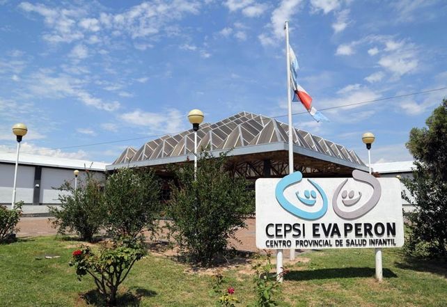 Hacía la tarea y aspiró purpurina: su estado es grave, pero mejora