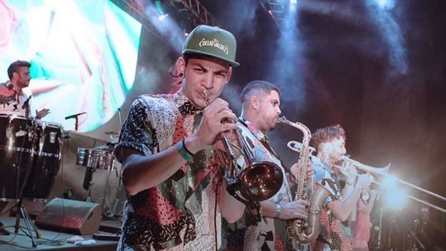 Ale Blanco se desempeña como trompetista en varios proyectos musicales de Rosario.