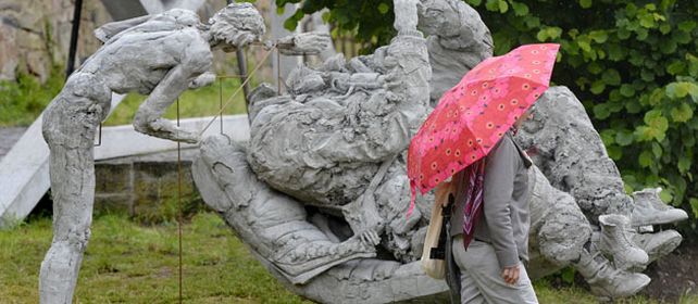 Una mujer pasa frente a la instalación “Return the world” del argentino Adrián Villar Rojas.