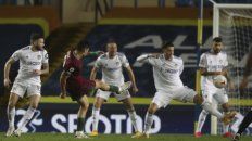 El derechazo de Raúl Jiménez se desviará en la cabeza de Kalvin Phillips y marcará la derrota de los de Bielsa en el cierre de la quinta fecha. El derechazo de Raúl Jiménez se desviará en la cabeza de Kalvin Phillips y marcará la derrota de los de Bielsa en el cierre de la quinta fecha.