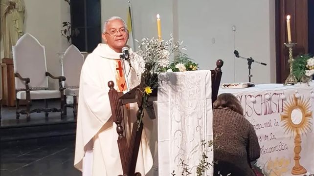 Creen que un cura&nbsp; Luodovis Enrique Navarro León abandonó la parroquia de Maipú es buscado desde hace una semana&nbsp;