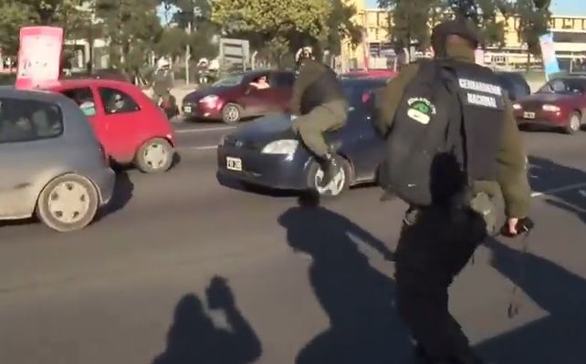 Un gendarme simuló ser atropellado y se arrojó sobre un auto en Panamericana