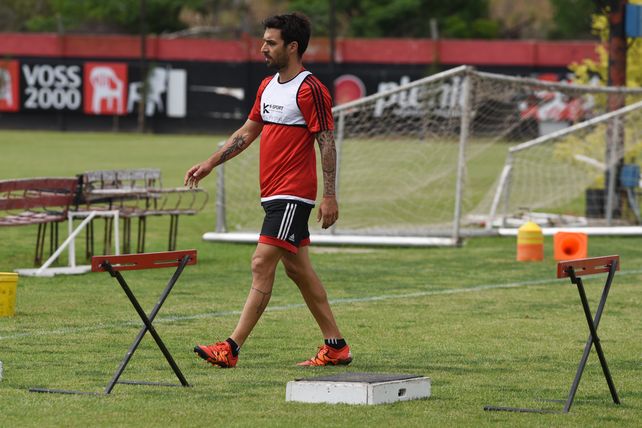 Gesto adusto. El delantero camina con cara de pocos amigos durante el entrenamiento. Ayer estuvo realizando ejercicios con los kinesiólogos. (Celina Mutti Lovera / La Capital)