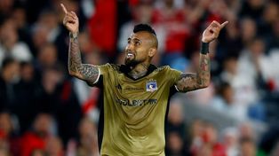 El polémico Arturo Vidal también tuvo un partido aparte con la gente de River que llenó el Monumental.