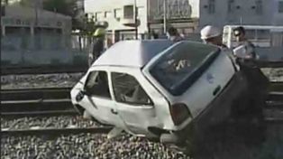 Un tren arroll&oacute; a un auto que cruz&oacute; con la barrera baja (Video)