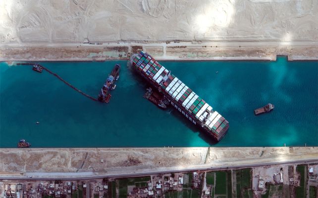 La ardua tarea para desbloquear el canal de Suez