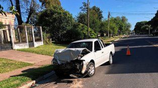 La Volkswagen Saveiro quedó con severos daños en la parte frontal tras impactar de atrás al auto.