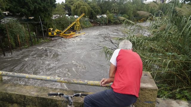 Arroyo Ludueña; postales de una crecida que genera inconvenientes aunque sin riesgo de desborde