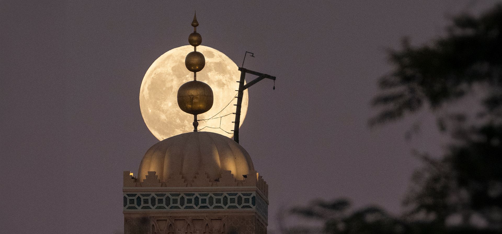 La última luna llena del año, se alza tras la mezquita Kutubía del siglo XII en Marrakech, Marruecos, el jueves 4 de diciembre de 2025. (Foto AP/Mosa'ab Elshamy) La última luna llena del año, se alza tras la mezquita Kutubía del siglo XII en Marrakech, Marruecos, el jueves 4 de diciembre de 2025. (Foto AP/Mosa'ab Elshamy)