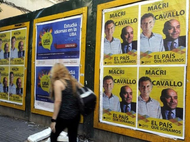 Empapelaron Buenos Aires con afiches de Cavallo y Macri: el ex ministro dijo que lo hizo el Gobierno nacional