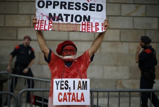 Tensión. Un independentista catalán procura concientizar al mundo sobre el conflicto con una pancarta en inglés.