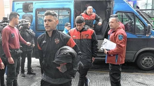 Los jugadores de Patronato detenidos bajan de un móvil policial para declarar en una Fiscalía porteña.