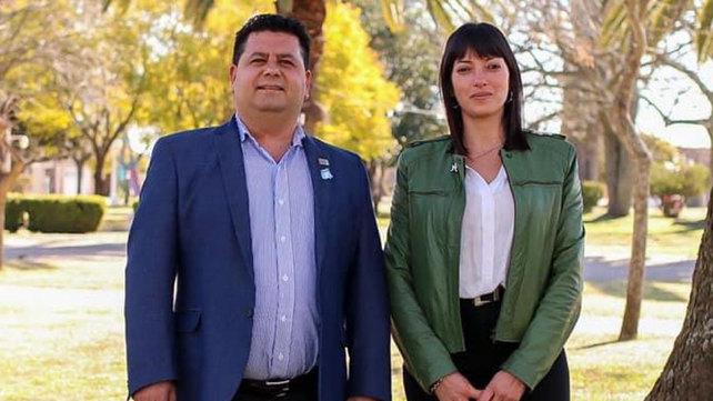 El mandatario renunciante, Silvio Garbolino, junto a su vicepresidenta Yamila Gallisso quien actulmente ocupó su cargo al frente de la comuna de Melincué.