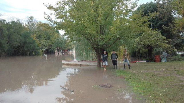 Por las intensas lluvias se desbordó el arroyo Las Conchas y debieron poner a resguardo la histórica balsa. Una vivienda está en riesgo