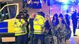 miedo. La policía asiste a un grupo de mujeres en las inmediaciones del estadio Manchester Arena.&nbsp;