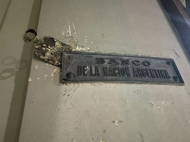 Detenido cuando robaba una placa de bronce del Banco Nación de barrio Alberdi