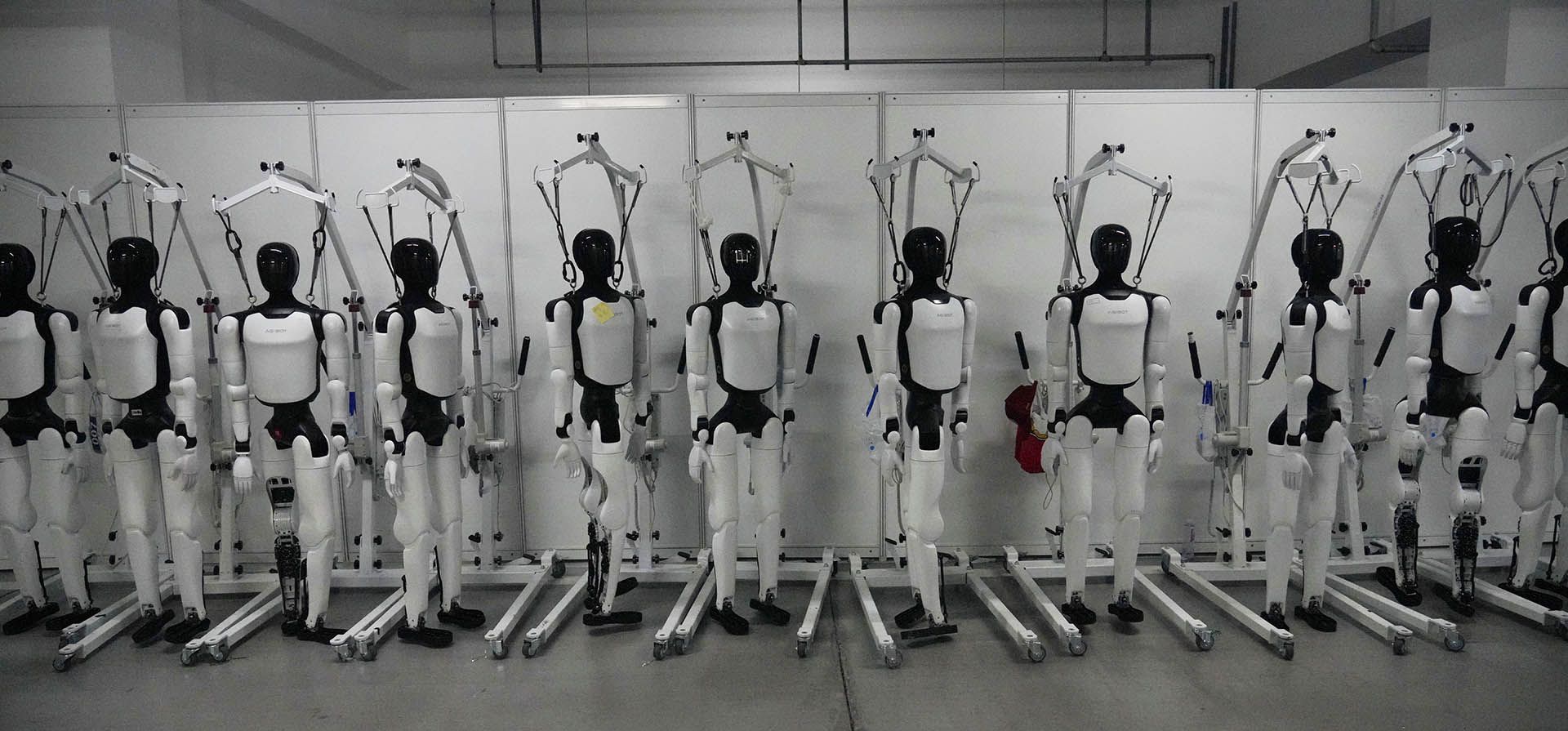 Robot humanoide suspendido durante los Juegos Mundiales de Robots Humanoides en Pekín, el miércoles 26 de agosto de 2026. (Foto AP/Achmad Ibrahim)