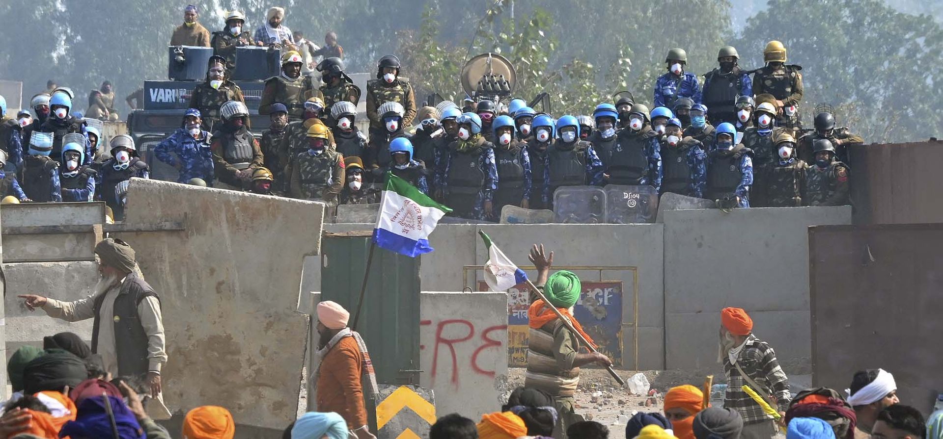 Agricultores que protestan se enfrentan a personal policial armado cerca de la frontera de Shambhu que divide los estados del norte de Punjab y Haryana, a casi 200 km de Nueva Delhi, India, el miércoles 14 de febrero de 2024.(Foto AP/Rajesh Sachar) Agricultores que protestan se enfrentan a personal policial armado cerca de la frontera de Shambhu que divide los estados del norte de Punjab y Haryana, a casi 200 km de Nueva Delhi, India, el miércoles 14 de febrero de 2024.(Foto AP/Rajesh Sachar)