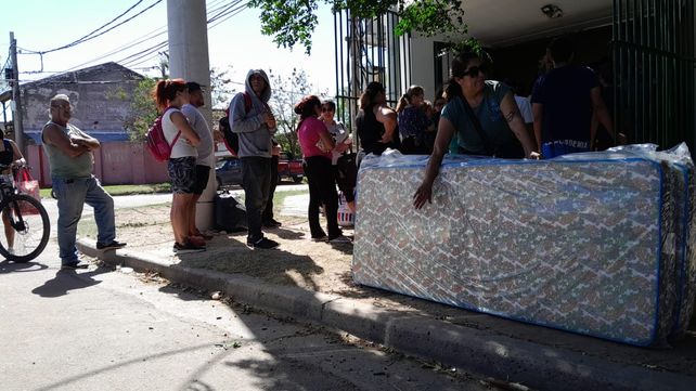 Extensas filas de personas se concentraban en torno al Centro Comunitario para buscar víveres.