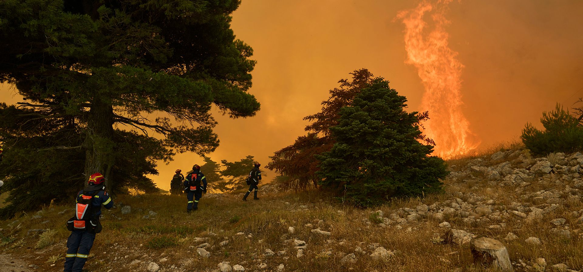 Los bomberos se acercan a las enormes llamas en el monte Kithairon, cerca de Porto Germeno, al noroeste de Atenas, Grecia, el lunes 3 de agosto de 2026. (Foto AP/Petros Giannakouris) Los bomberos se acercan a las enormes llamas en el monte Kithairon, cerca de Porto Germeno, al noroeste de Atenas, Grecia, el lunes 3 de agosto de 2026. (Foto AP/Petros Giannakouris)
